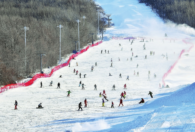 吉林市各大雪场吸引众多国内外滑雪爱好者