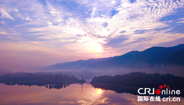 图片默认标题_fororder_醉美华蓥山天池湖[1]