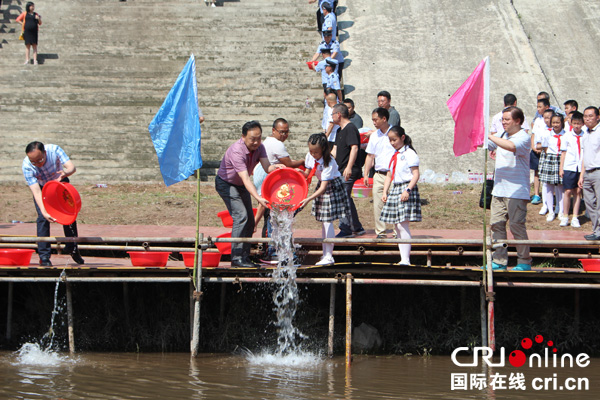 图片默认标题_fororder_高县县委书记李康参加放流活动（左二）--摄影张勇