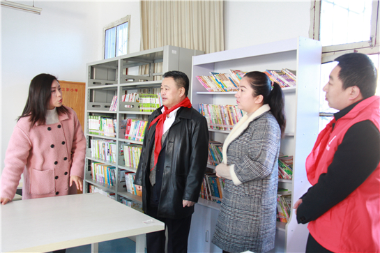 中建四局在西安周至开展关爱贫困学子爱心书屋公益捐赠活动
