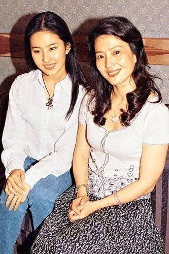 花旦家庭背景揭秘 郑爽家庭殷实赵丽颖农村出身