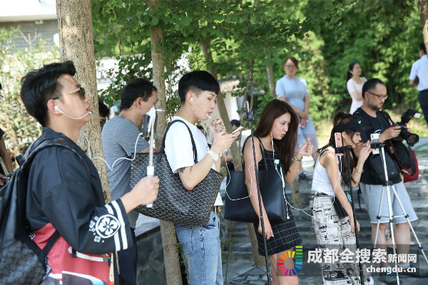 （导航成都，移动端）“网红村”遇上网红达人 Dura舞“燃爆”川西林盘