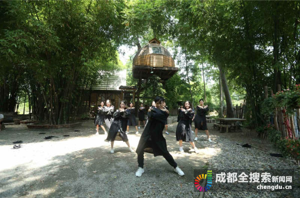 （导航成都，移动端）“网红村”遇上网红达人 Dura舞“燃爆”川西林盘