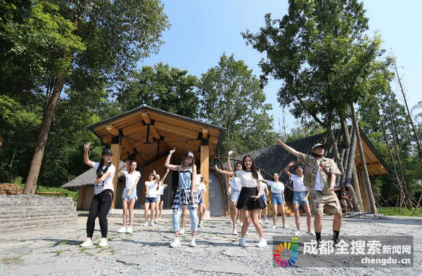 （导航成都，移动端）“网红村”遇上网红达人 Dura舞“燃爆”川西林盘