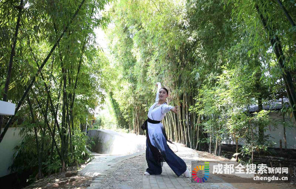 （导航成都，移动端）“网红村”遇上网红达人 Dura舞“燃爆”川西林盘