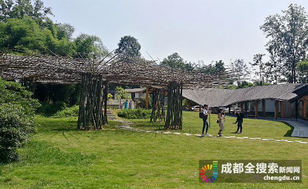 （导航成都，移动端）“网红村”遇上网红达人 Dura舞“燃爆”川西林盘