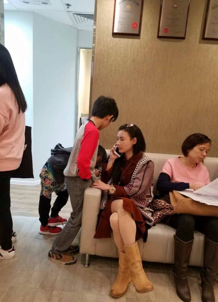 The holiday with your child good mother Cecilia cheung back to Hong Kong with two son of for the feast