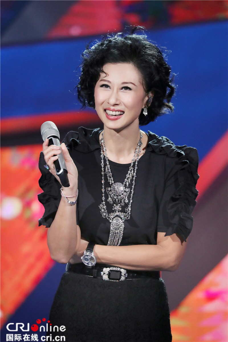《天籁之战》苏诗丁晋总决赛 华晨宇跳上钢琴助唱