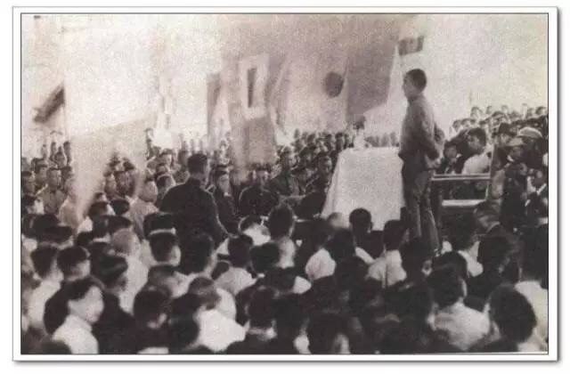 1924年，孙中山在广州国立高等师范学校演讲三民主义。