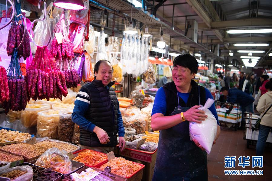 「新华网」家在澳门——“卖鱼佬”关伟铭：在文化交汇中丰富人生