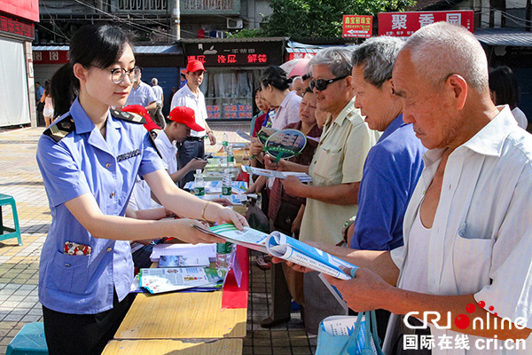 图片默认标题_fororder_活动现场向市民散发宣传资料