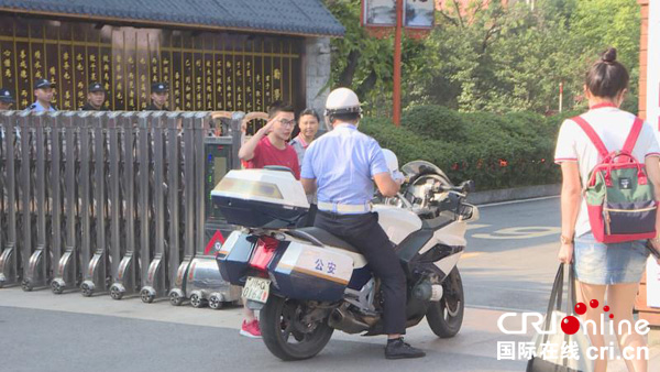 图片默认标题_fororder_考生向执勤交警敬礼--摄影何强