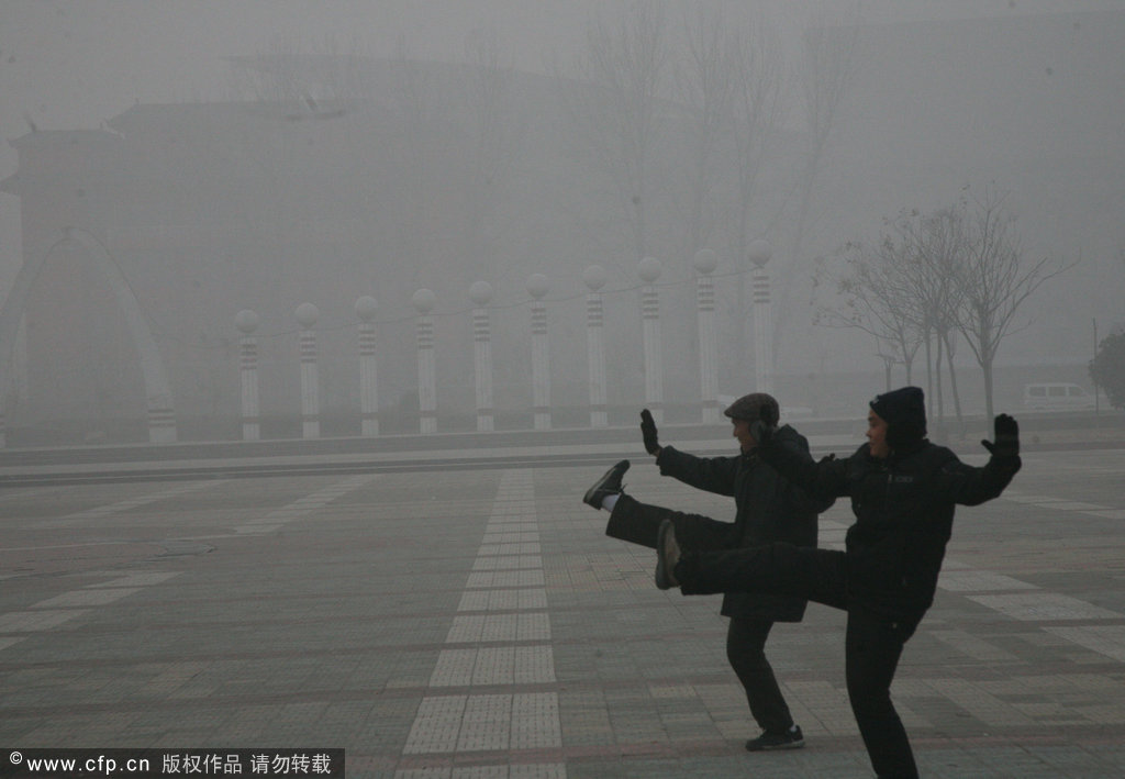 北京雾霾爆表大妈跳广场舞 小学创防霾体操