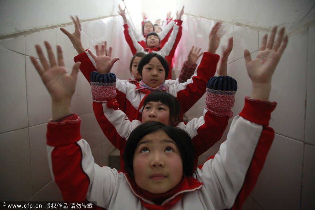 北京雾霾爆表大妈跳广场舞 小学创防霾体操
