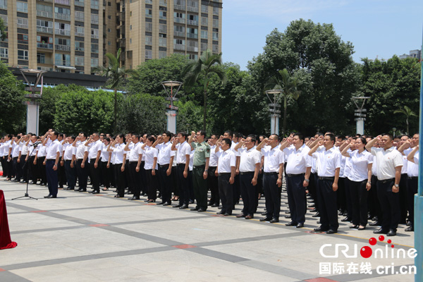 图片默认标题_fororder_5党员干部宣誓现场-易遵志摄