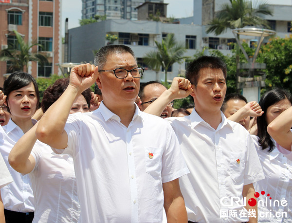 图片默认标题_fororder_8江安县人大常委会主任赵文年宣誓-易遵志摄