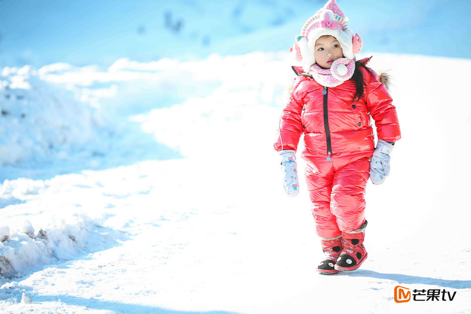 《爸爸》雪国之旅 阿拉蕾变行走的冰淇淋