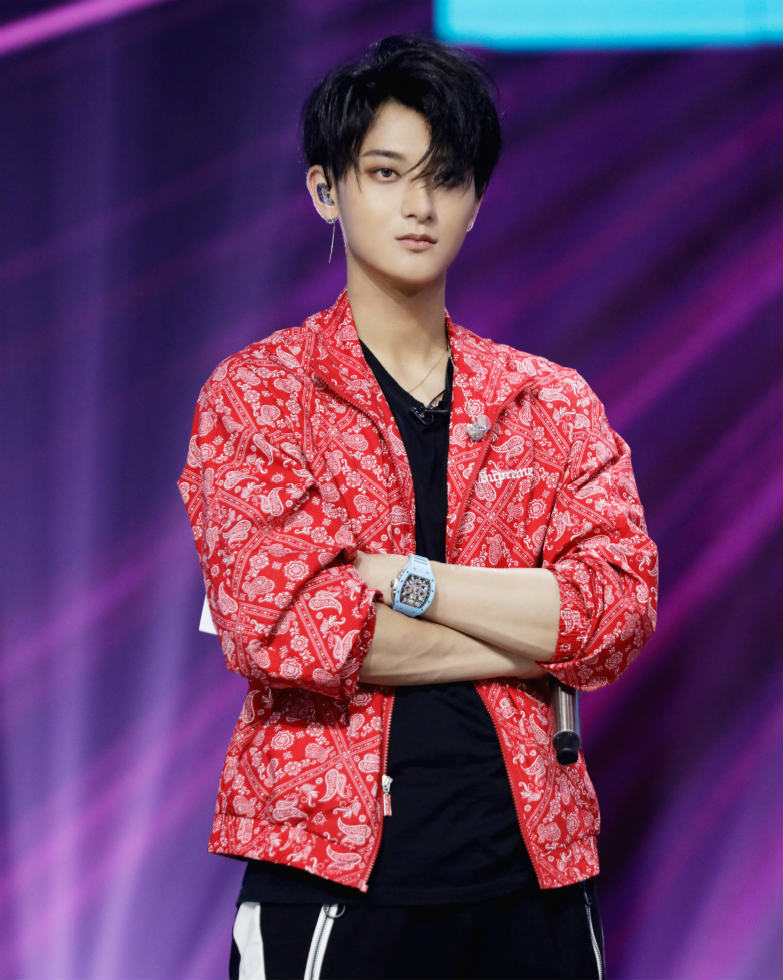 黄子韬《创造101》公演 与女孩们合作特别秀