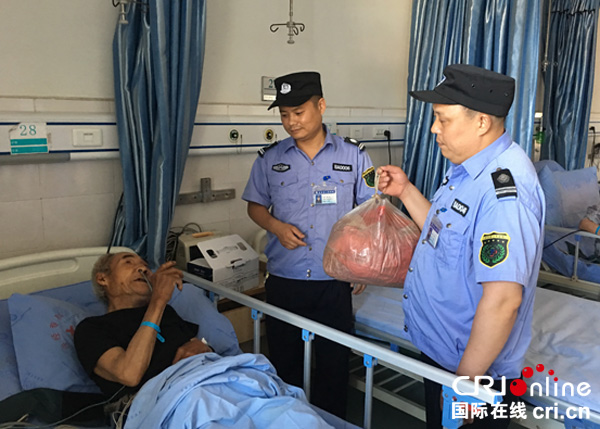 图片默认标题_fororder_肖林提着口袋与任泽元老人进行核实--（宜宾县人民医院供图）