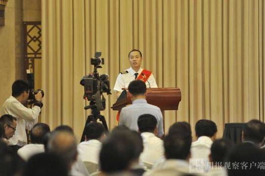 （导航成都，移动端）川航3U8633航班机组被授予"中国民航英雄机组"称号