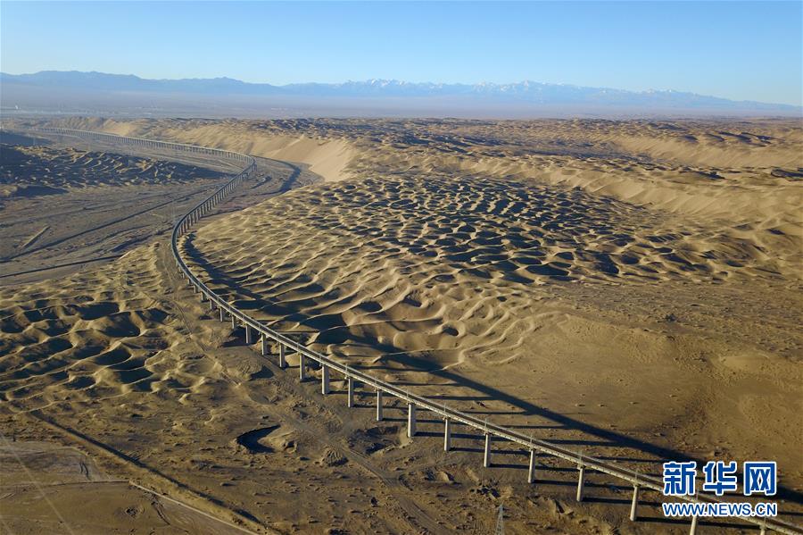 【新华网】沙漠中筑大桥——俯瞰敦格铁路沙山沟特大桥