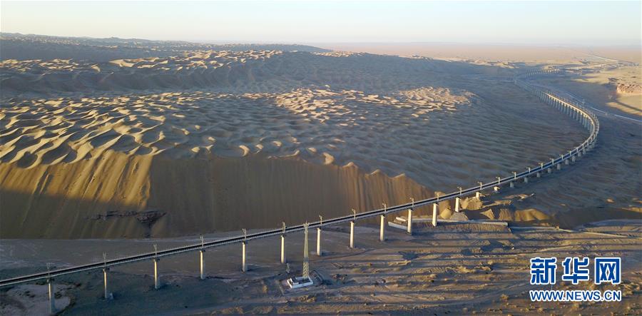 【新华网】沙漠中筑大桥——俯瞰敦格铁路沙山沟特大桥
