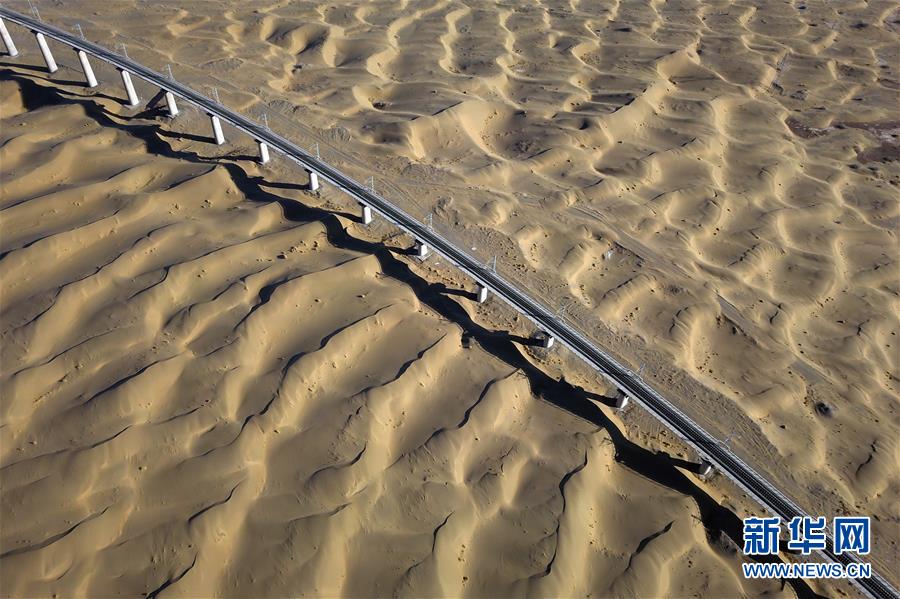 【新华网】沙漠中筑大桥——俯瞰敦格铁路沙山沟特大桥
