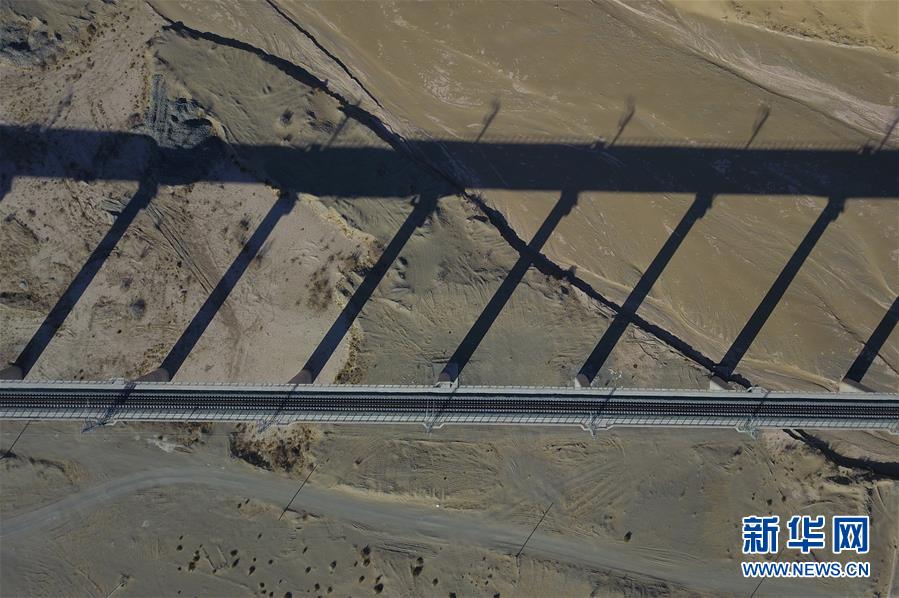 【新华网】沙漠中筑大桥——俯瞰敦格铁路沙山沟特大桥