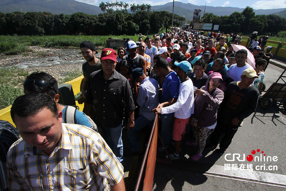 委内瑞拉重开与哥伦比亚边境 民众涌入哥伦比