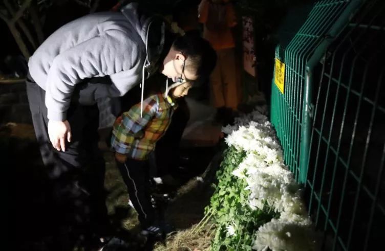 【中国青年报】被奖40万！90后救人遇难，上百人自发排队献花