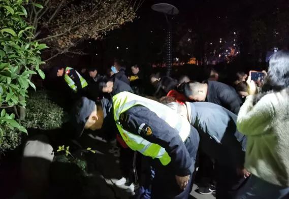 【中国青年报】被奖40万！90后救人遇难，上百人自发排队献花