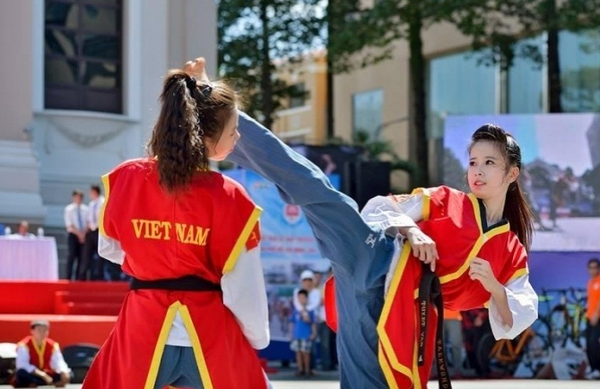 越南女警官成网红 曾是跆拳道冠军