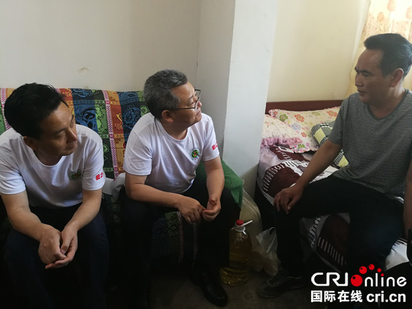 图片默认标题_fororder_四川省戒毒局局长安家爱（左二）带领禁毒防艾志愿者分队慰问贫困彝族群众-摄影-毛琴