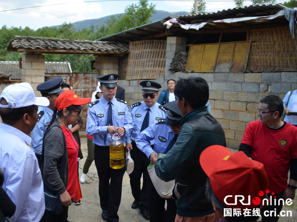 图片默认标题_fororder_禁毒防艾志愿者分队慰问德机村贫困村民-摄影-毛琴