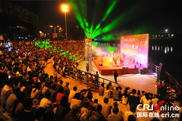 图片默认标题_fororder_长期活跃在苍溪县城滨江路的“梨花大舞台”刘徽摄