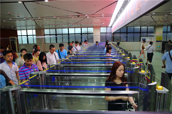 [南方新闻网]【粤澳同心 逐梦湾区】粤澳口岸的“变”与“通”