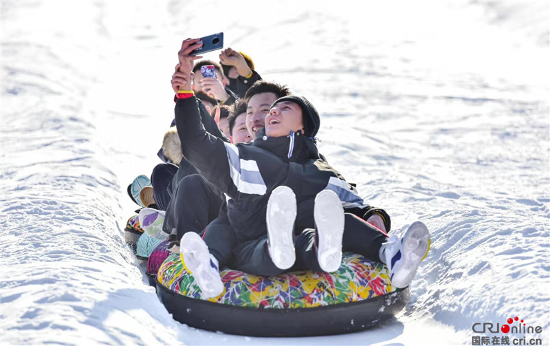 秦皇岛举办首届冰雪运动会滑雪比赛暨冰雪体验活动