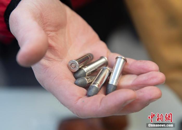 【中新网】旧金山举行枪支换现金活动