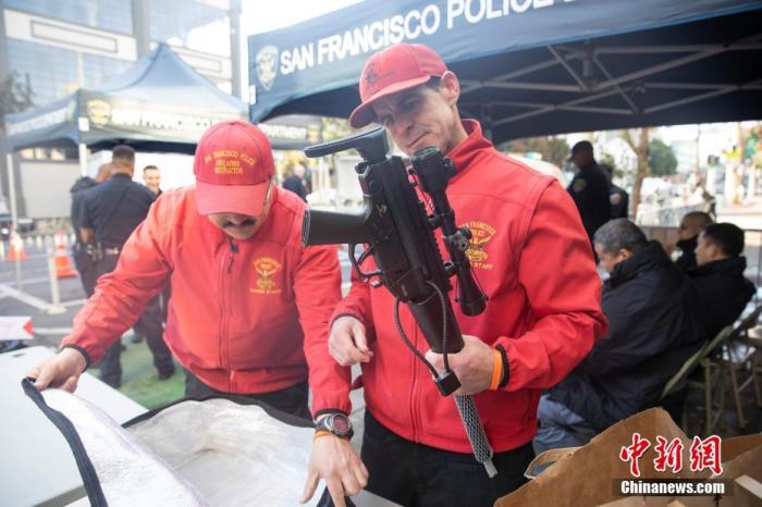 【中新网】旧金山举行枪支换现金活动
