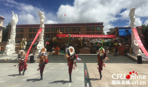 图片默认标题_fororder_3、活动现场，理塘藏戏表演