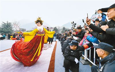 【中首  陕西  图】不倒翁小姐姐动物园巡游 隔空牵手大熊猫等萌宠