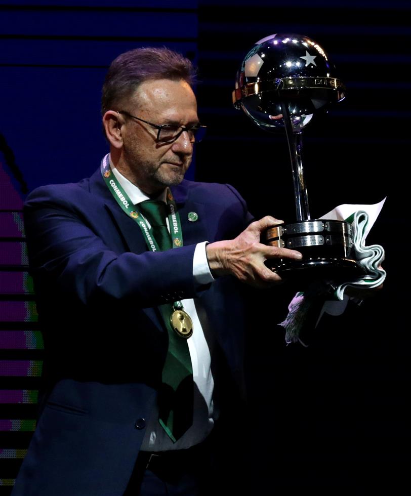 沙佩科恩斯正式获颁南美杯冠军奖杯