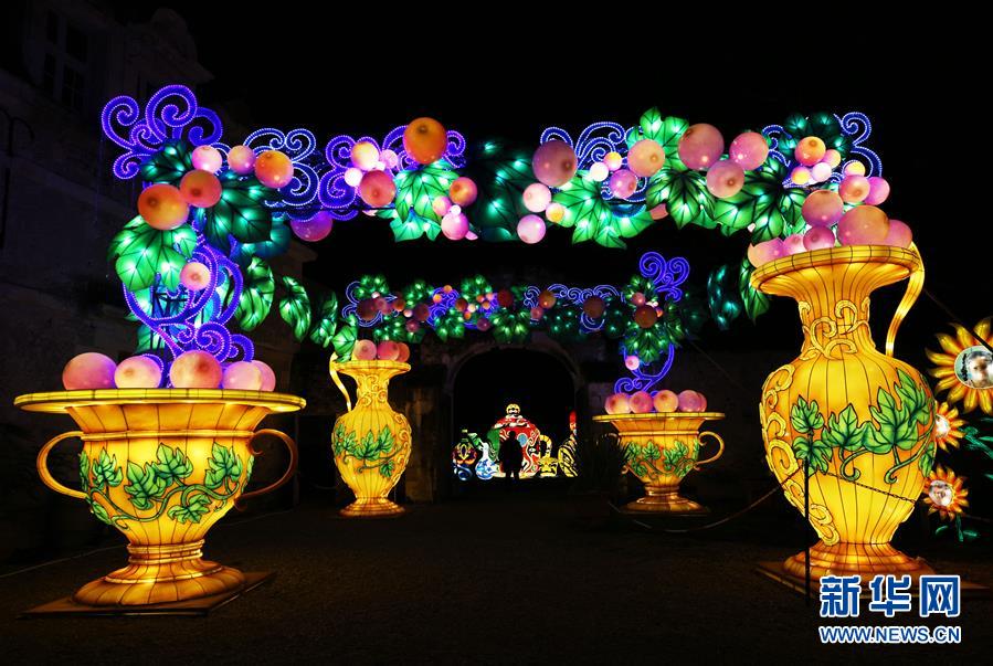 #新华网#中国彩灯点亮法国塞纳古堡