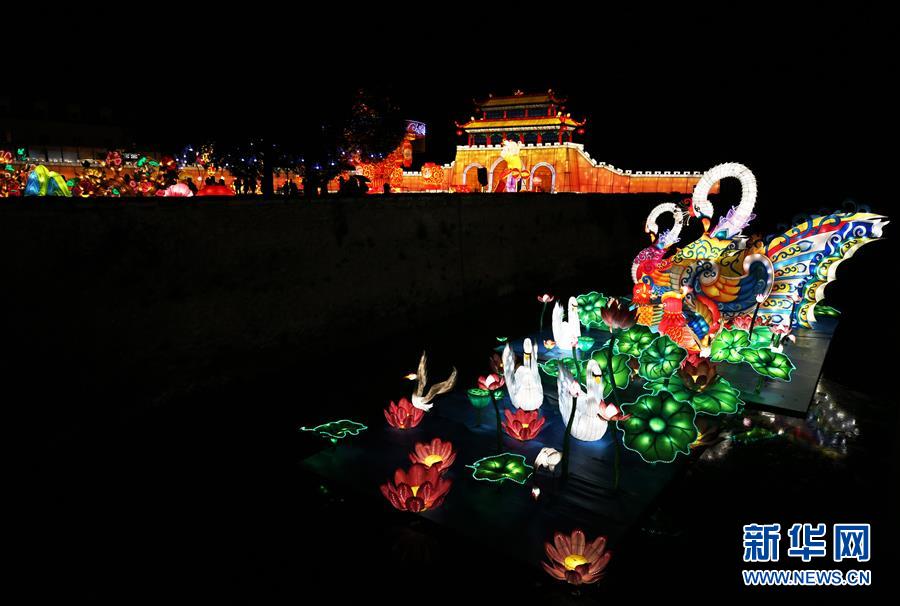 #新华网#中国彩灯点亮法国塞纳古堡