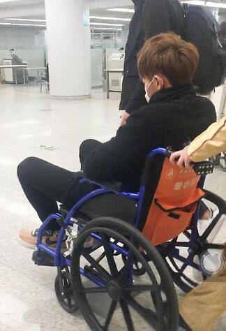 前男团EXO成员黄子韬身体透支晕倒在机场