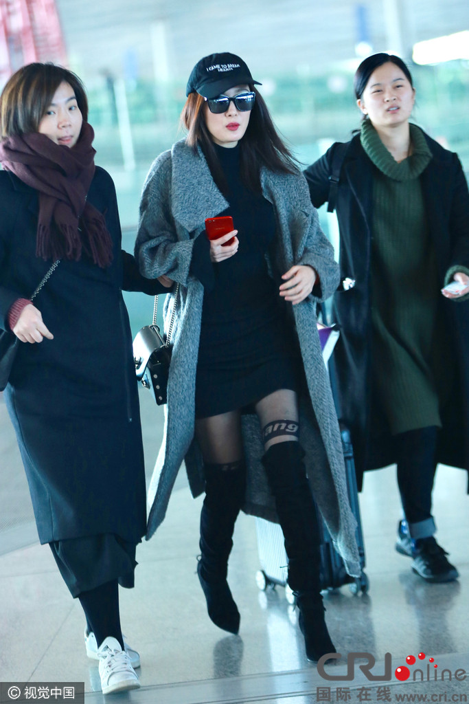 杨幂踩长靴秀美腿 低头玩代言手机变网瘾少女 - 国际在线移动版