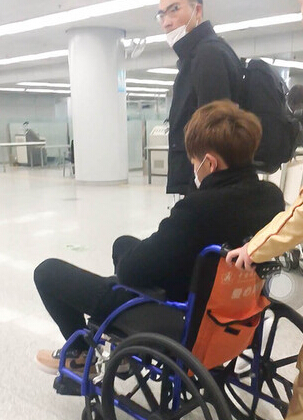 黄子韬机场昏倒 坐轮椅被送到医院急诊