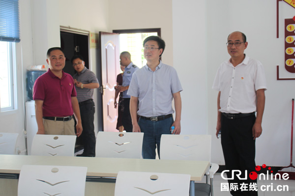 图片默认标题_fororder_察看会议室内部设施