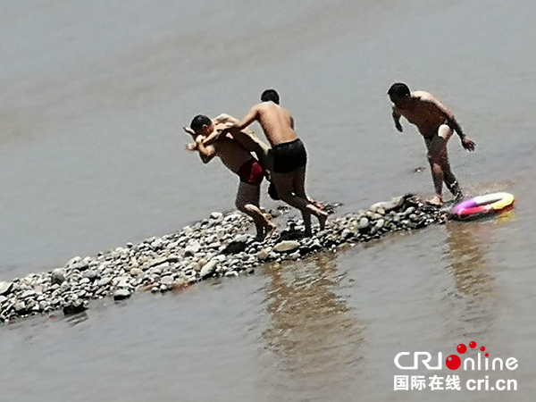 图片默认标题_fororder_欧道奇等人在救人现场