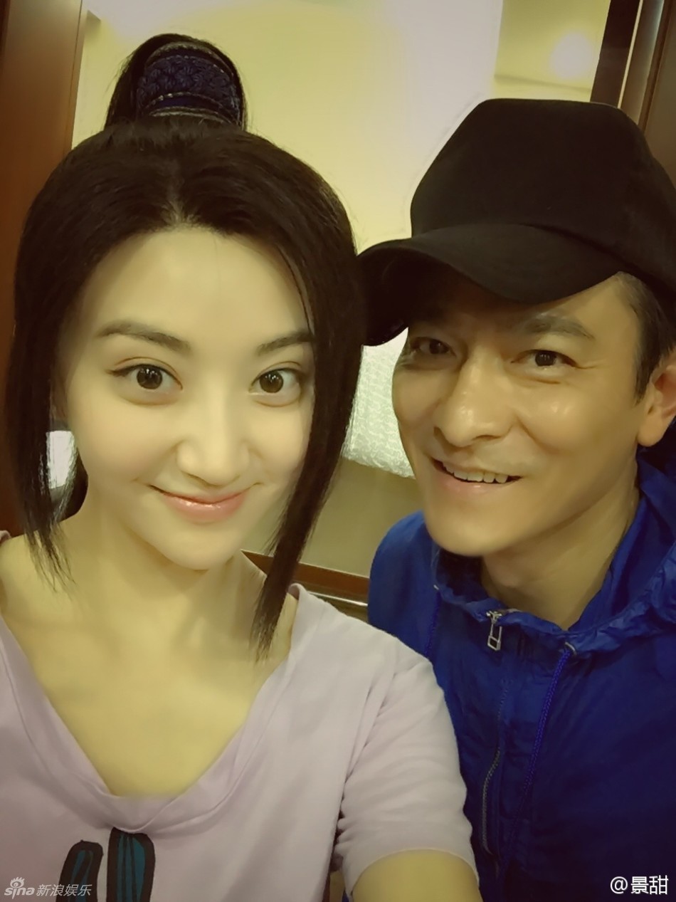 景甜晒《长城》幕后照 自拍